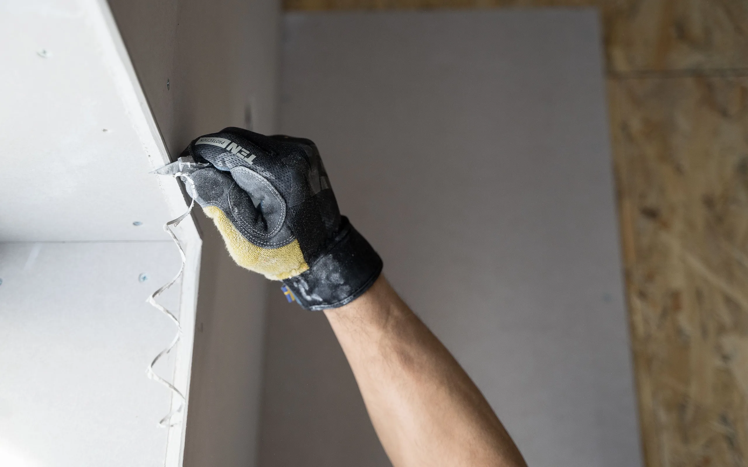 Artisan contrôlant un support sur un chantier de rénovation